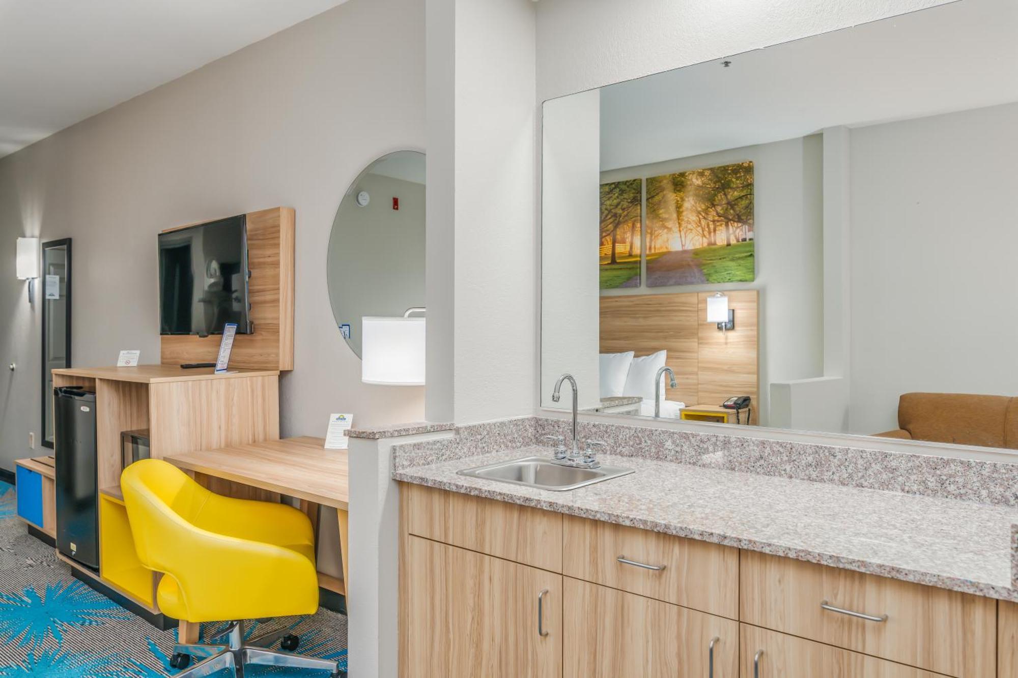 Days Inn & Suites By Wyndham Prattville-Montgomery Bagian luar foto