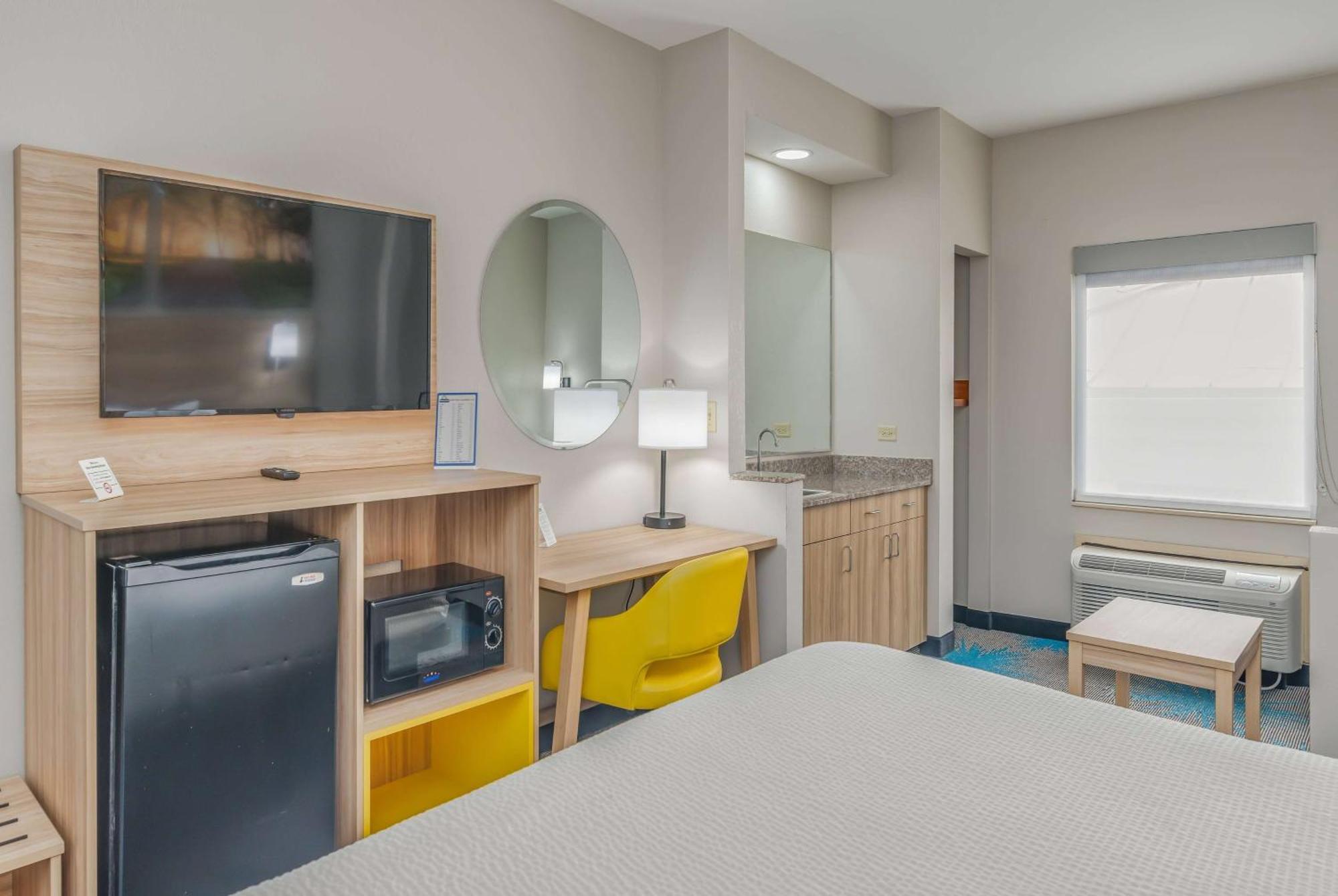 Days Inn & Suites By Wyndham Prattville-Montgomery Bagian luar foto