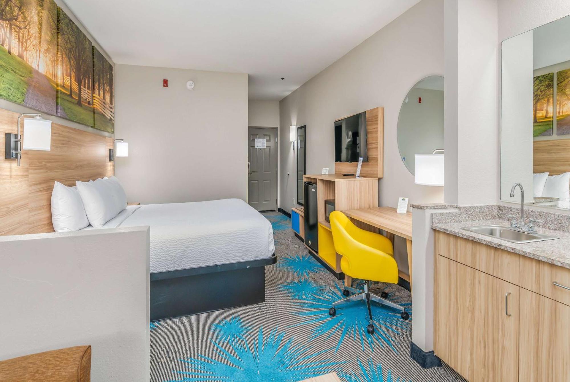 Days Inn & Suites By Wyndham Prattville-Montgomery Bagian luar foto